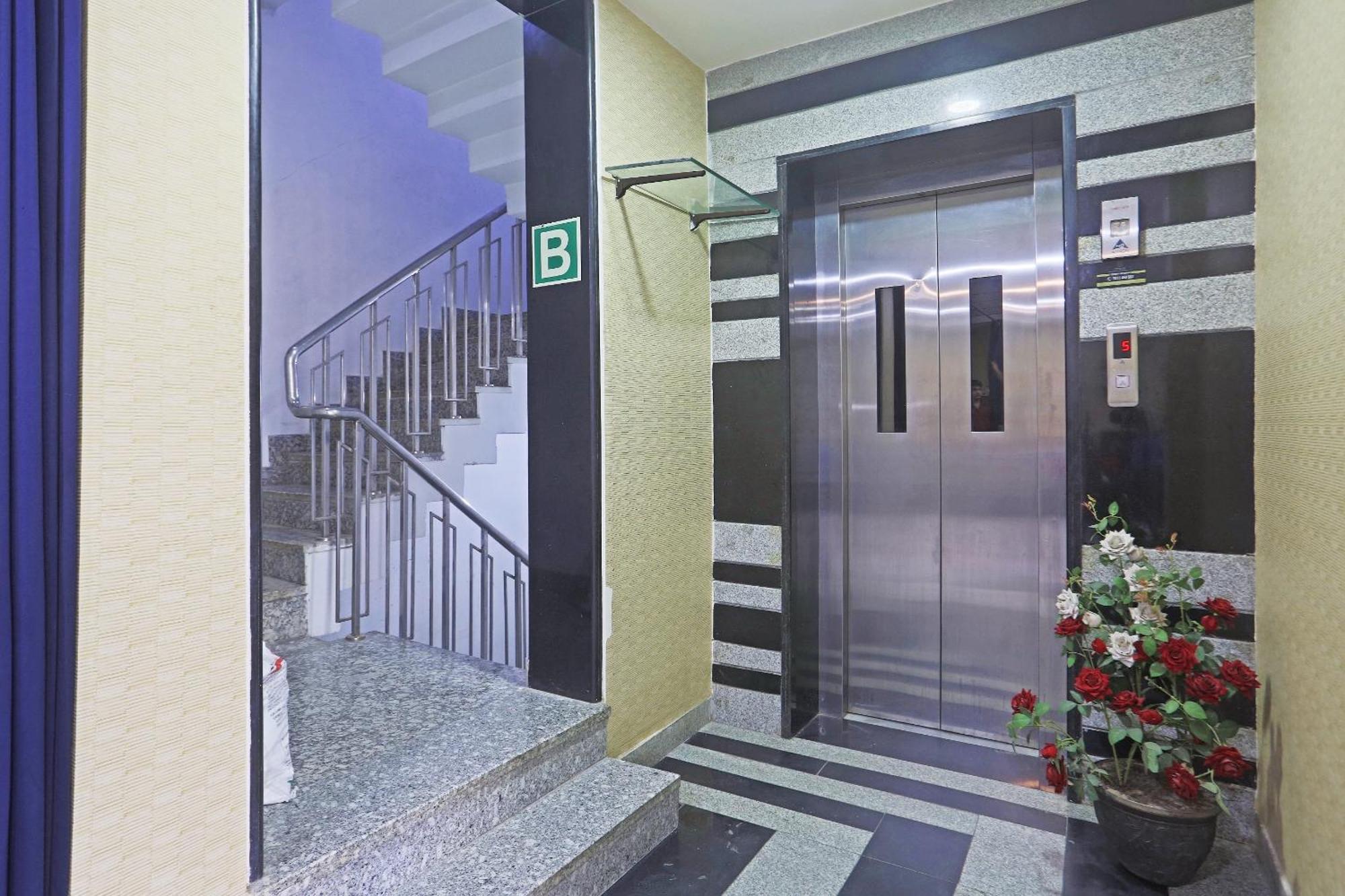 Hotel Aerostar Gold - Opposite Max Healthcare Delhi  Exterior foto