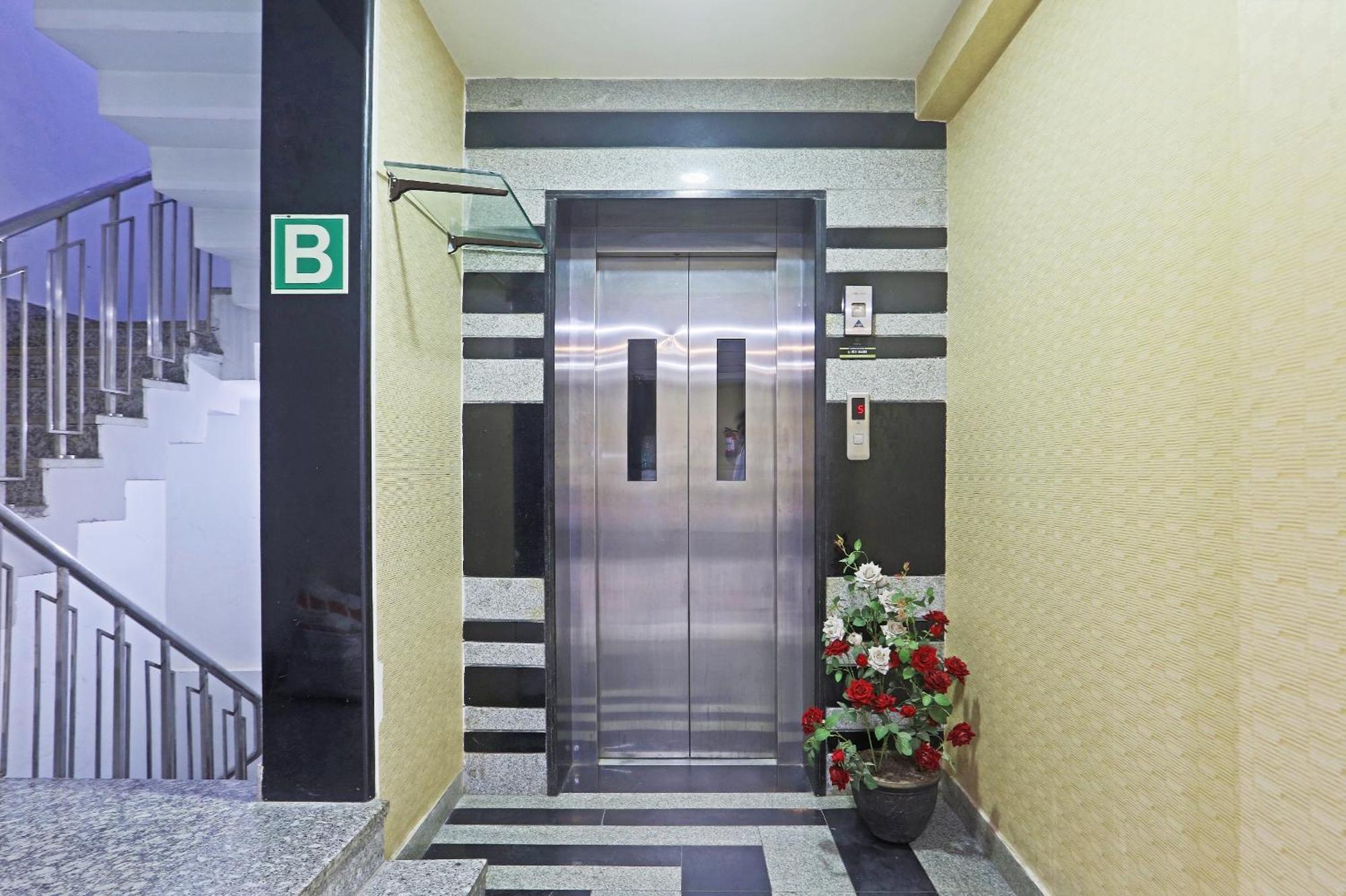 Hotel Aerostar Gold - Opposite Max Healthcare Delhi  Exterior foto