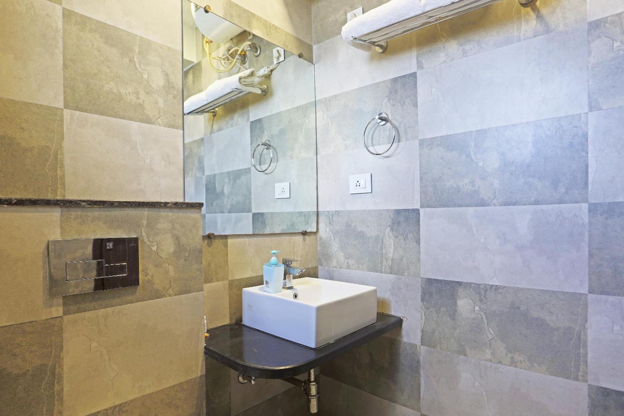 Hotel Aerostar Gold - Opposite Max Healthcare Delhi  Exterior foto